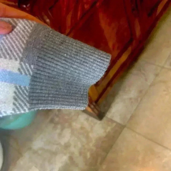 Max Studio NWOT. Never worn super soft. Large. V neck plaid print gray blues - Picture 10 of 11